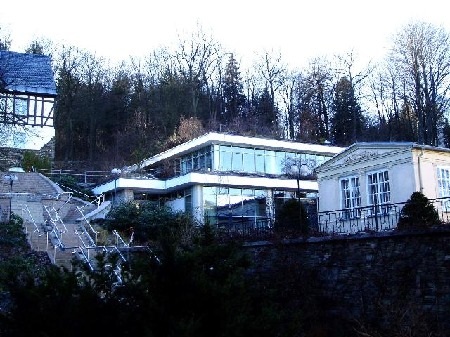 Turnhalle Wiesenbad Außenansicht, mit einem Klick geht's in die Halle
